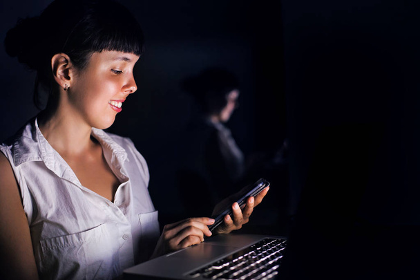 woman using smartphone in darkness - Foto, imagen