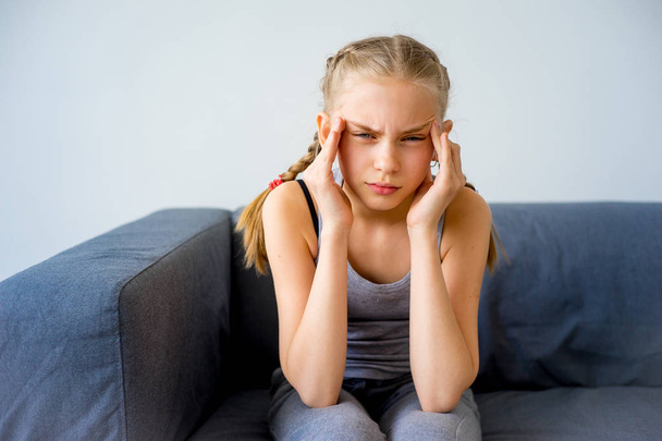 Girl having a headache - Zdjęcie, obraz