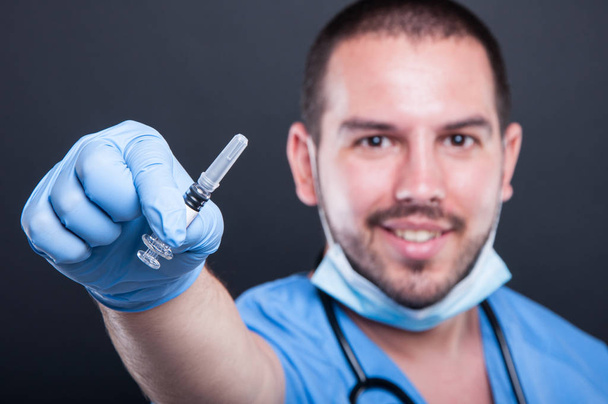 Selektivní fokus doktor nosí drhne drží injekční vakcína - Fotografie, Obrázek