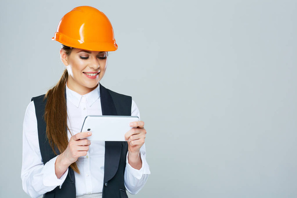 Business woman builder working with tablet PC. - Foto, afbeelding
