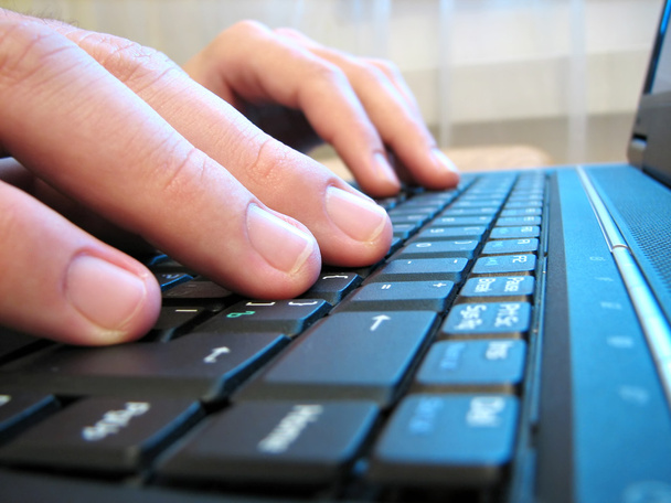 Комп'ютерна клавіатура з людськими руками
 - Фото, зображення