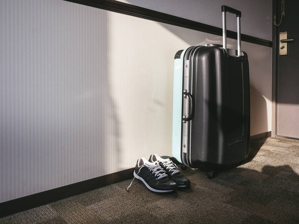 Αποσκευές με παπούτσι άθλημα στο ξενοδοχείο δωμάτιο Travel έννοια - Φωτογραφία, εικόνα