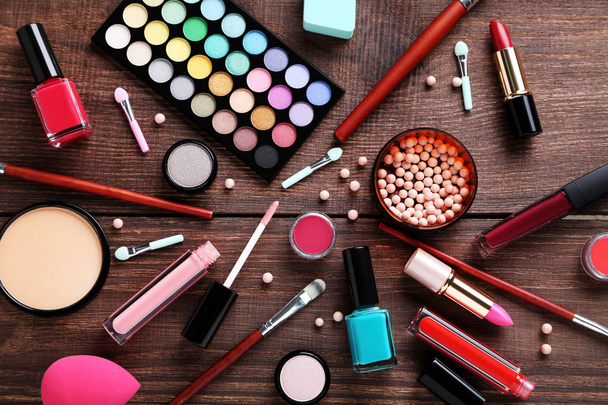 Makeup brushes and cosmetics - 写真・画像