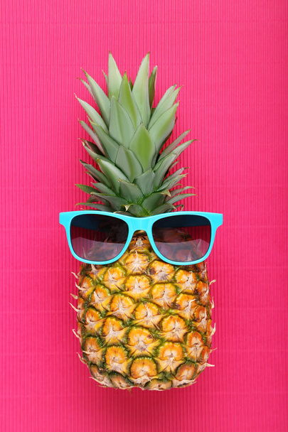 Ripe pineapple with sunglasses  - Foto, afbeelding