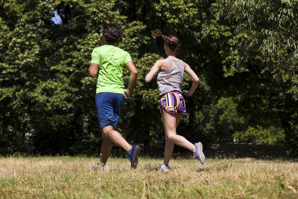 Young couple running in the park - Φωτογραφία, εικόνα