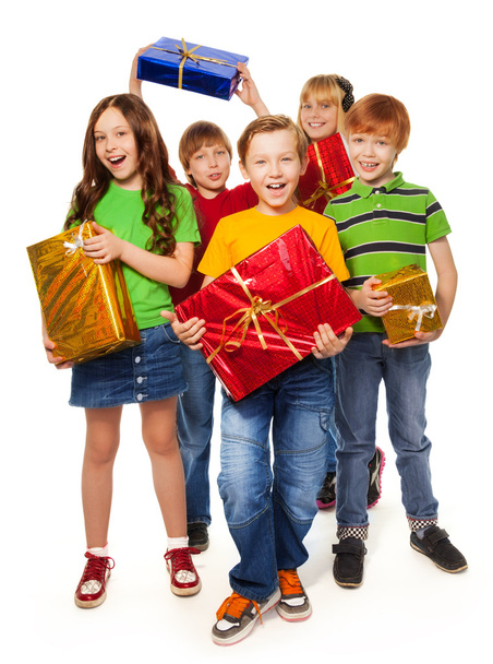 meninos e meninas com presentes de Natal
 - Foto, Imagem
