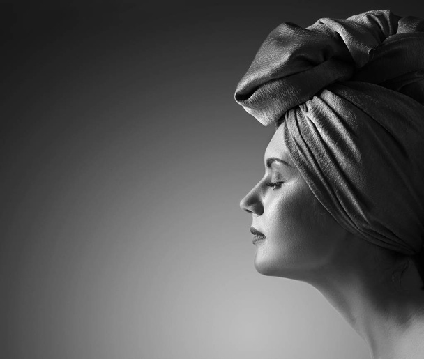 woman in  turban - Foto, afbeelding