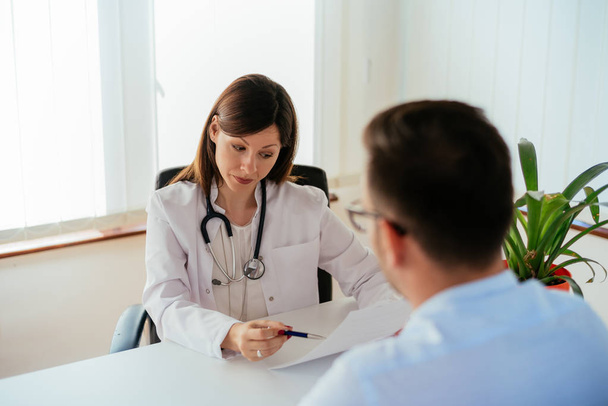 Doctor explaining prescription to patient - Foto, imagen
