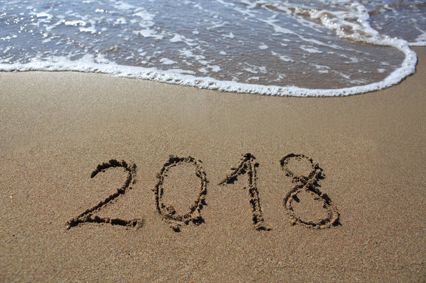 Новий рік 2018 написаний піском
. - Фото, зображення