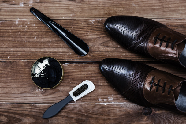 modische Herrenschuhe und Accessoires Schuhpflege auf Holzrücken - Foto, Bild