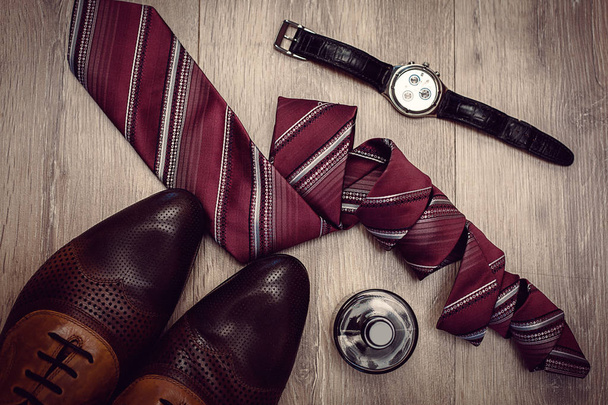 Ανδρικό αξεσουάρ. Παπούτσια με άρωμα και το γραβάτα  - Φωτογραφία, εικόνα