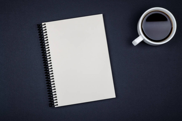 Blank writing pad for ideas on colored background - Фото, зображення
