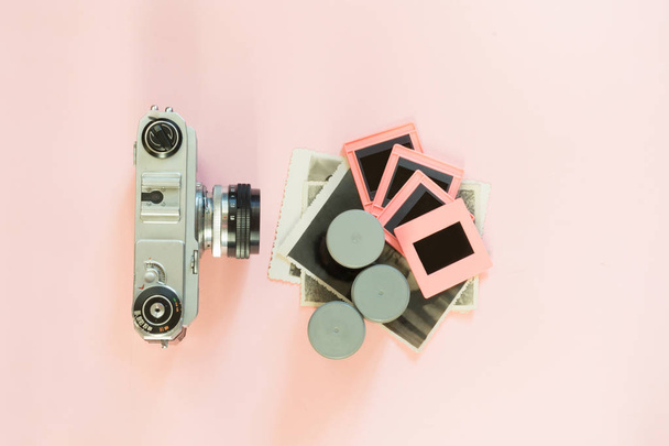 Old retro camera with three box for film photo slides on pink background. - Foto, Bild