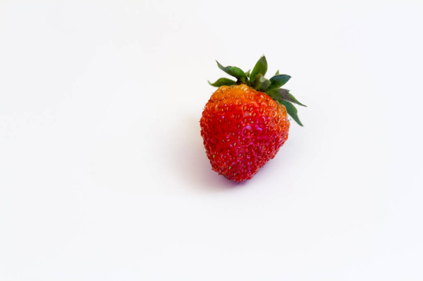 Mature and beautiful strawberry berry close-up lying on its side - Foto, afbeelding