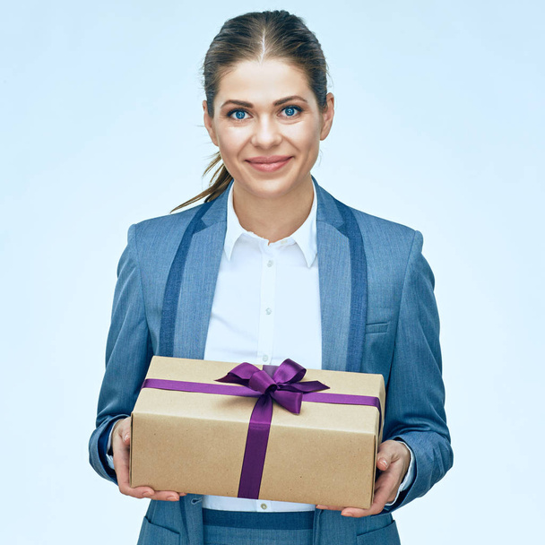 woman in business suit holding box  - Zdjęcie, obraz