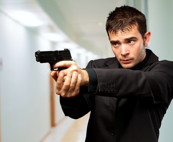Homme tenant un pistolet
 - Photo, image