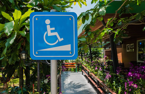 weißes und blaues Behindertensymbol Behindertenparkplätze, spezielle Behindertenparkplätze - Foto, Bild