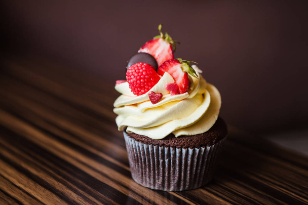 Cupcakes with strawberries   - Φωτογραφία, εικόνα
