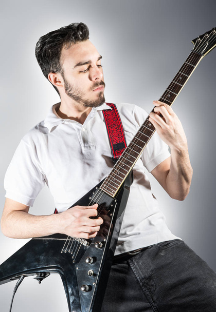 young man play a guitar - Foto, afbeelding