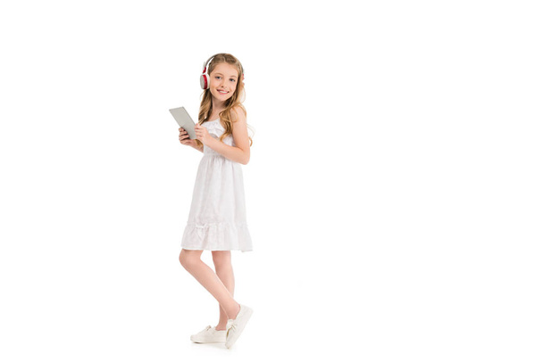 παιδί στα ακουστικά με tablet - Φωτογραφία, εικόνα