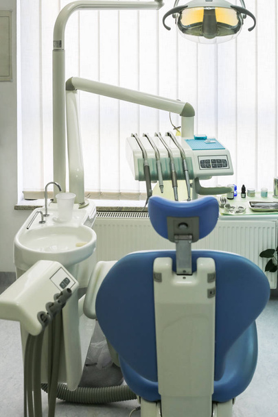 Mavi ve beyaz dişçi koltuğu lavabo ve dişçi donanımları ile de - Fotoğraf, Görsel
