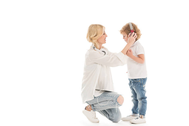 mãe e filho com fones de ouvido
 - Foto, Imagem