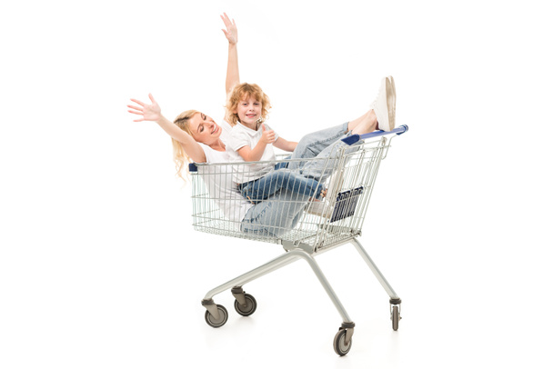 família sentado no carrinho de compras
 - Foto, Imagem