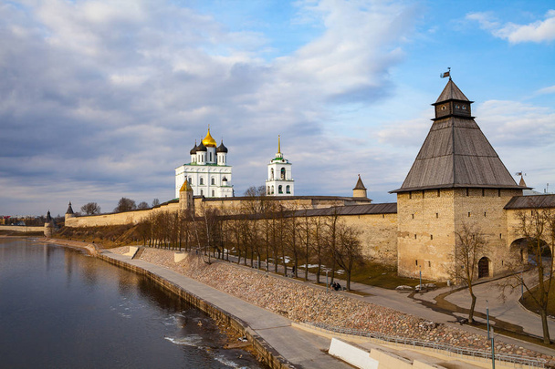 pskov kremlin (krom) Festungsmauer mit schönem Damm - Foto, Bild