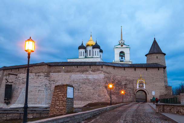 Fortaleza de Pskov Kremlin. Catedral à noite com lanternas
 - Foto, Imagem