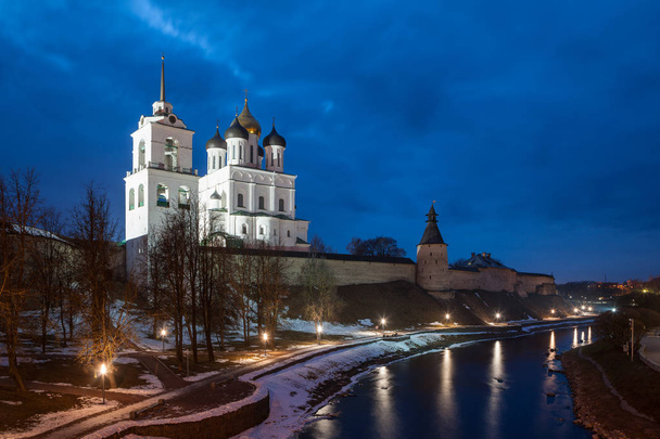 Pskov Kremlin fortress wall with beautiful embankment at the evening - Фото, зображення