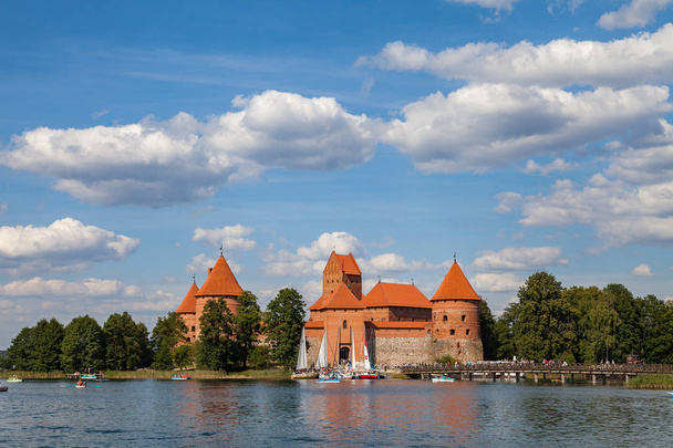 Trakai, Litouwen - 22 Aug 2015: niet-geïdentificeerde mensen genieten boottocht op lake Galve bij zomerdag, toeristen lopen naar Trakai kasteel - Foto, afbeelding