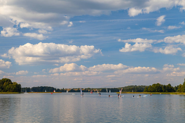 Trakai, Litouwen - 22 Aug 2015: Windsurfers training op het meer in zonnige dag - Foto, afbeelding