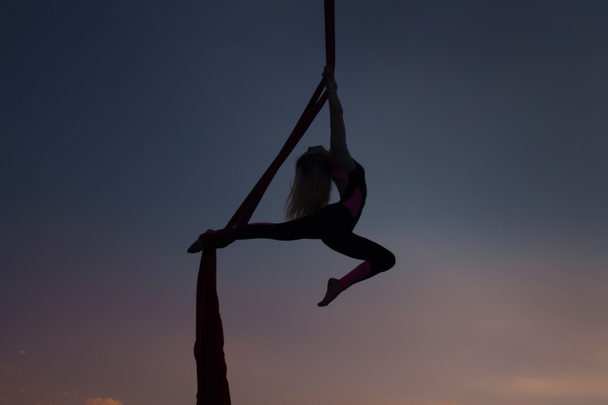Bir kadın acrobat silüeti. - Fotoğraf, Görsel