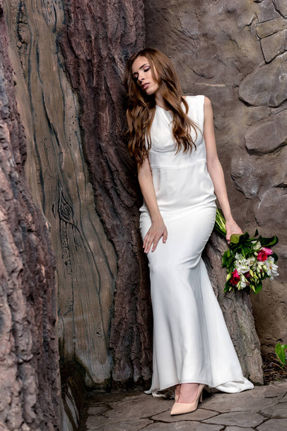 Novia elegante con ramo de bodas
 - Foto, imagen