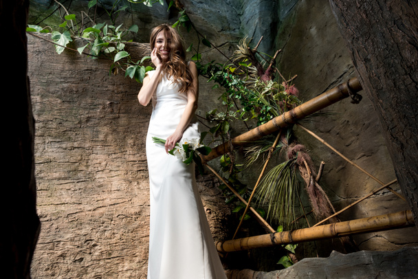 白いドレスの美しい花嫁 - 写真・画像