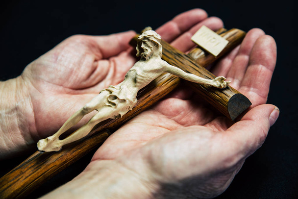 Иисус на кресте в руках
 - Фото, изображение