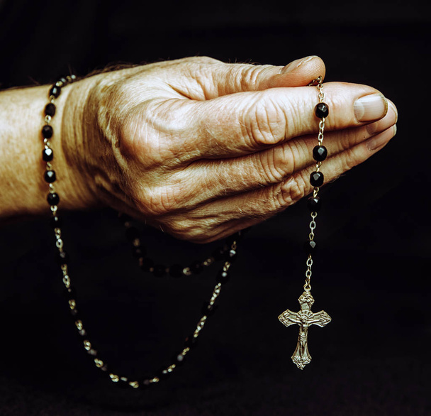 Rosaire entre des mains jointes
 - Photo, image