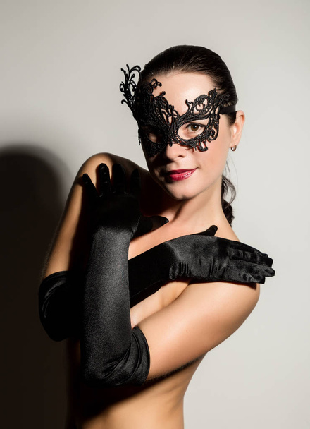 Nudel elegant girl with black gloves and lace mask. Vintage style - Foto, afbeelding