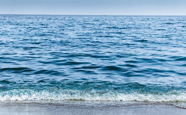 Υπόβαθρο κυμάτων επιφανείας καλοκαίρι στη θάλασσα. Διακοπές και ταξίδια στη θάλασσα. Επιλεκτική εστίαση - Φωτογραφία, εικόνα