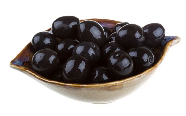 Aceitunas negras regadas con aceite de oliva en un tazón aislado sobre un hueso
 - Foto, Imagen