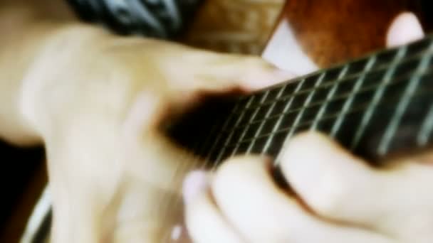 παίζοντας κιθάρα closeup, γρατσούνισμα. - Πλάνα, βίντεο