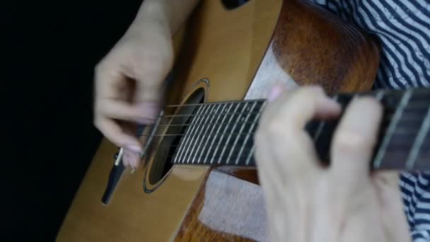 παίζοντας κιθάρα closeup, γρατσούνισμα. - Πλάνα, βίντεο