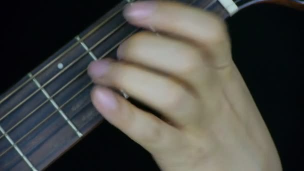człowiek gra na gitarze, strum. - Materiał filmowy, wideo
