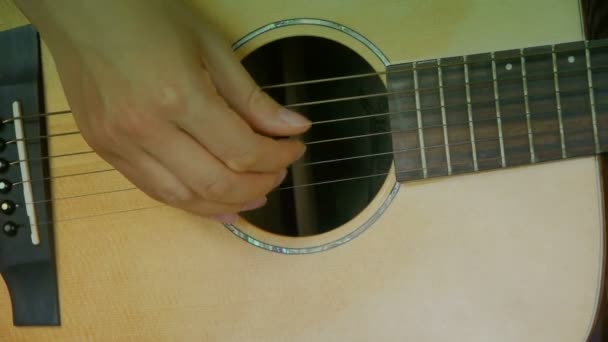 człowiek gra na gitarze, strum. - Materiał filmowy, wideo