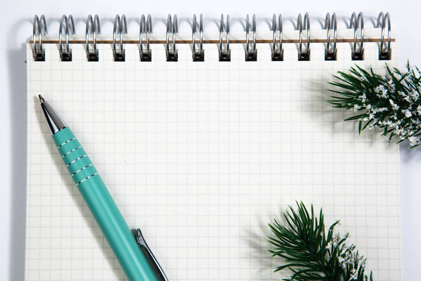 Ανοίξτε το σημειωματάριο σπιράλ κενό με κίτρινο μολύβι χριστουγεννιάτικο έννοια  - Φωτογραφία, εικόνα