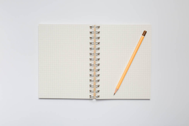 Cuaderno escolar con lápiz amarillo
 - Foto, Imagen