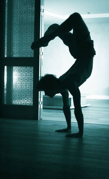 Man yoga handstand - Foto, afbeelding