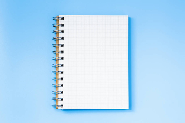 Cuaderno acostado sobre un azul
 - Foto, imagen