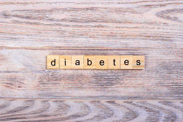 Wort Diabetes auf Holzwürfeln auf einem Holztisch - Foto, Bild