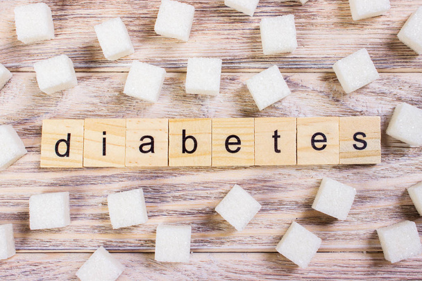 Texto de la diabetes en el fondo de los cubos de azúcar en escritorio de madera
 - Foto, imagen